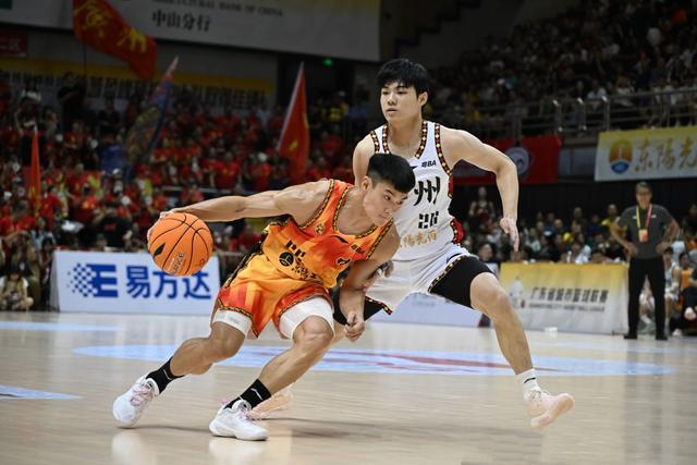 马刺悬了?福斯特主裁尼克斯近十战全胜 系列赛终结战赢39.4分